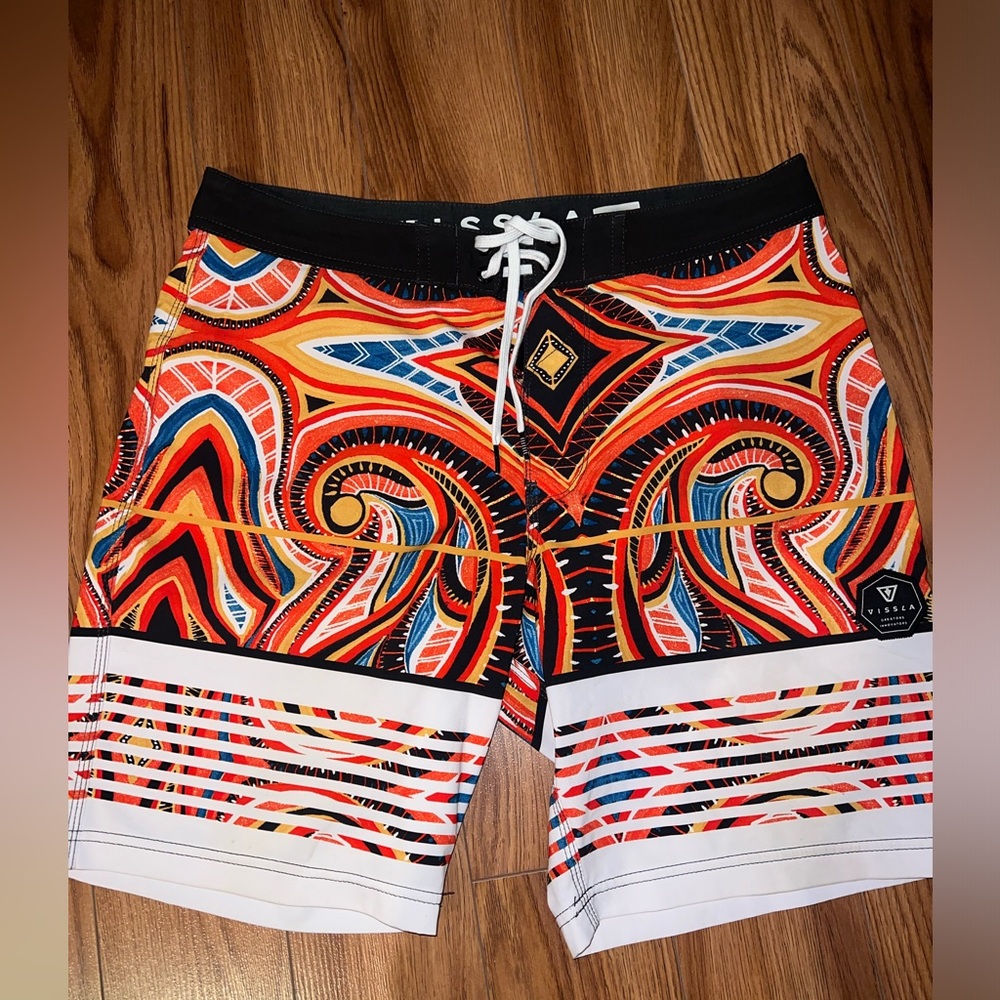 Men’s size 32 Vissla orange patterned swim trunks bathing suit